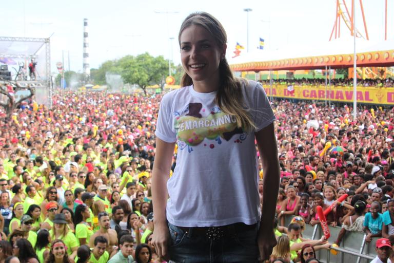 Monique Alfradique participa de festa em Olinda