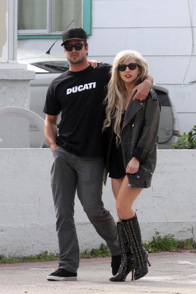 Lady Gaga e Taylor Kinney: o casal, que se conheceu nos bastidores do clipe Yoü & I, saiu para um encontro em um bar à beira da praia, na Califórnia