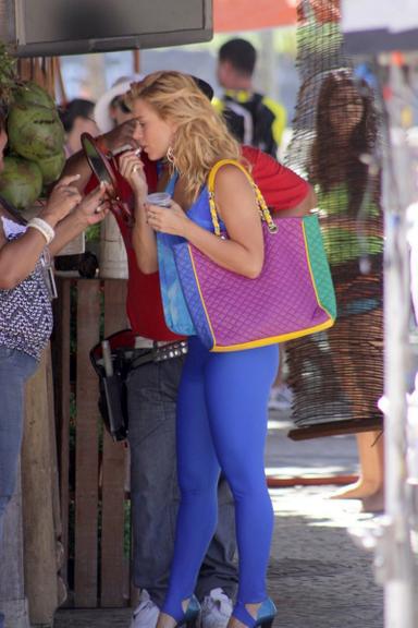 Carolina Dieckmann, Lília Cabral, Carlos Machado e Wolf Maya gravam 'Fina Estampa' na praia