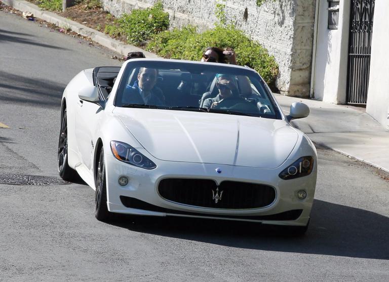 Katy Perry faz test drive em carro