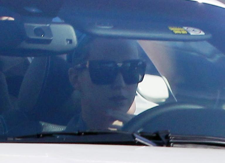 Katy Perry faz test drive em carro