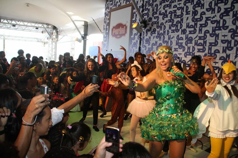 Carla Perez no baile infantil de Daniela Mercury