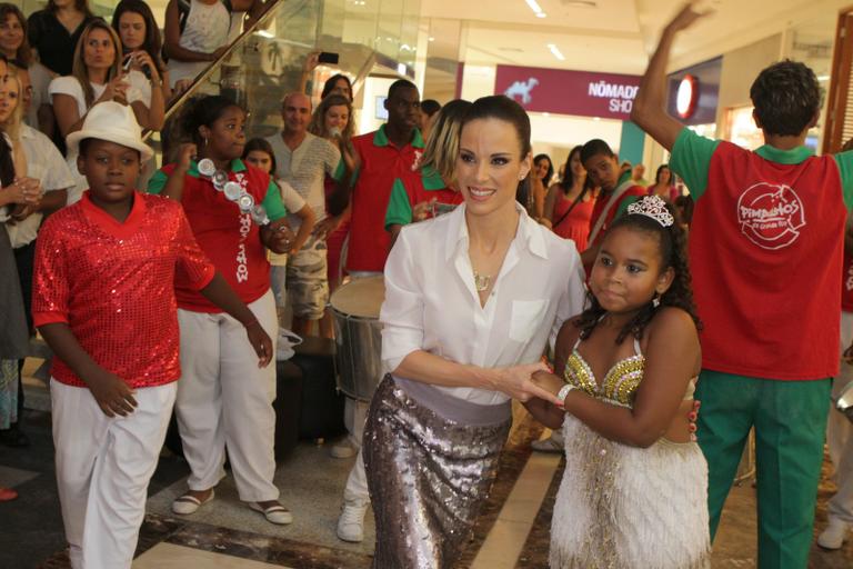 Ana Furtado com integrante da Pimpolhos