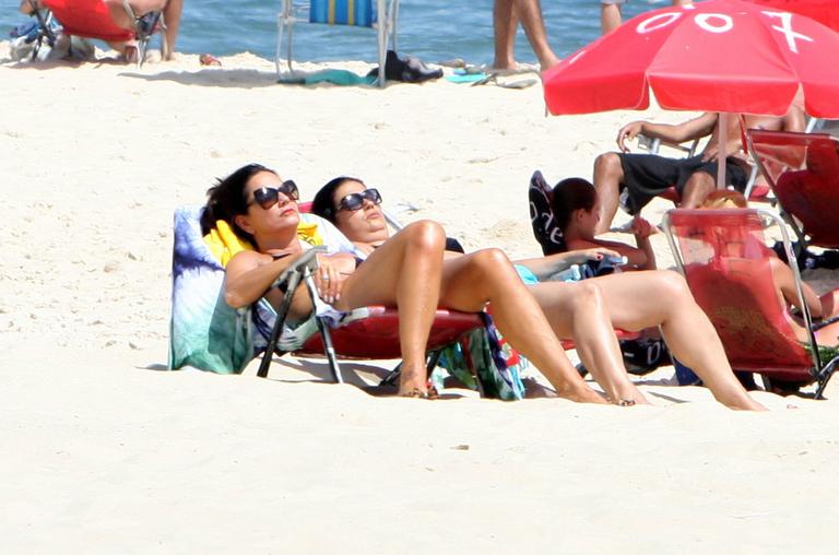 Luiza Brunet exibe boa forma na praia de Ipanema, no Rio de Janeiro