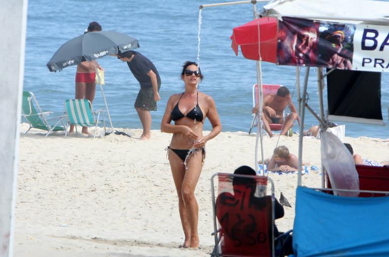 Luiza Brunet exibe boa forma na praia de Ipanema, no Rio de Janeiro