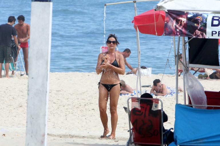 Luiza Brunet exibe boa forma na praia de Ipanema, no Rio de Janeiro