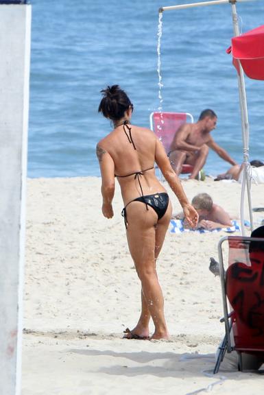 Luiza Brunet exibe boa forma na praia de Ipanema, no Rio de Janeiro