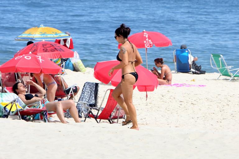 Luiza Brunet exibe boa forma na praia de Ipanema, no Rio de Janeiro