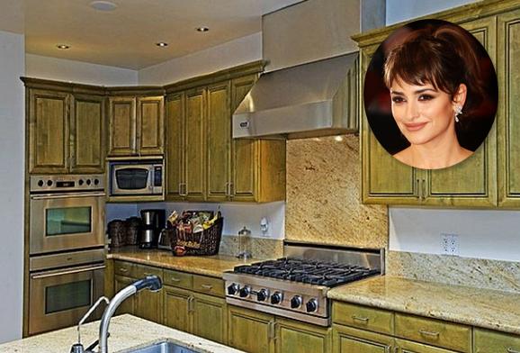 Penélope Cruz, quando não está na Espanha, cozinha para o seu marido, Javier Bardem, nesta pequena cozinha em sua casa de Los Angeles