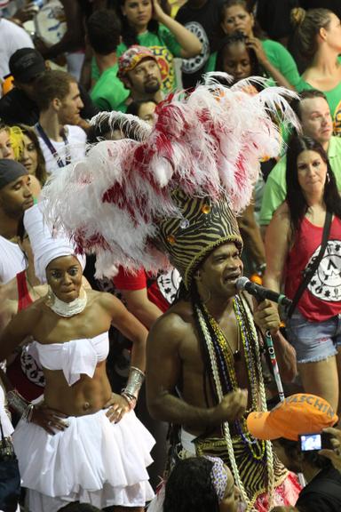 Carlinhos Brown canta no meio do público em Salvador