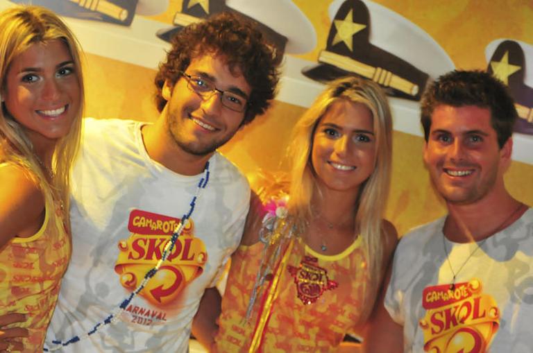 As gêmeas Bia e Branca Feres com os atores Humberto Carrão e Thiago Gagliasso 