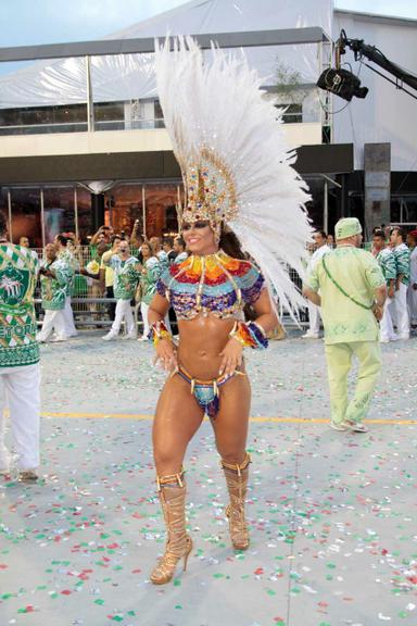 Viviane Araújo desfila pela Macha Verde