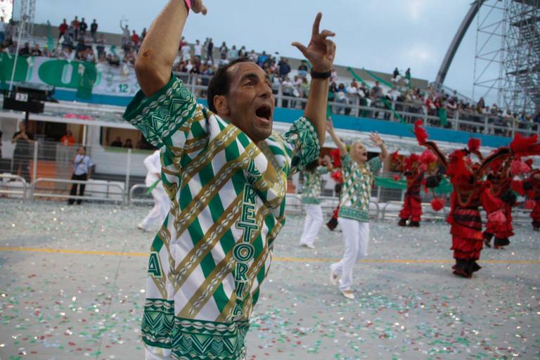 Edmundo desfila pela Macha Verde