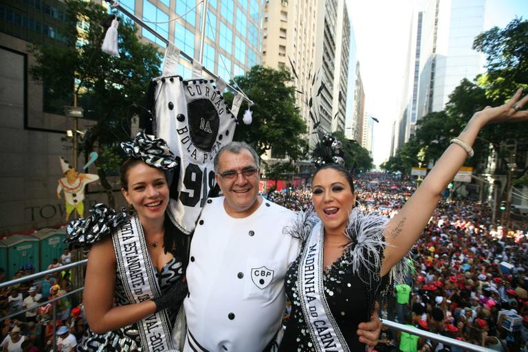 Leandra Leal e Maria Rita durante desfile do bloco Bola Preta, no centro do Rio de Janeiro