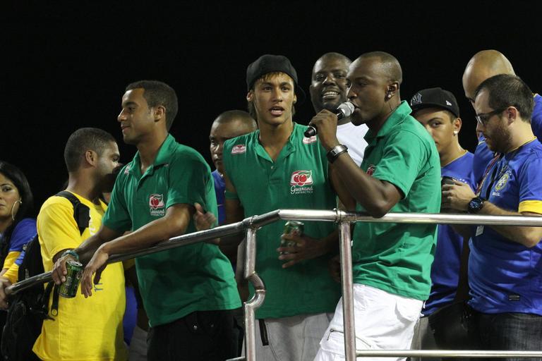 Lucas, Neymar e Thiaguinho juntos com o Exaltasamba no carnaval baiano