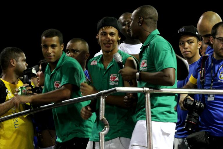 Lucas, Neymar e Thiaguinho juntos com o Exaltasamba no carnaval baiano