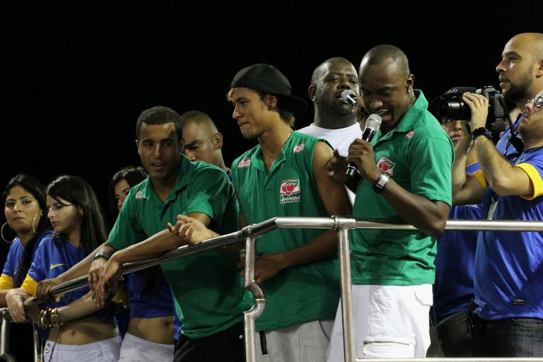 Lucas, Neymar e Thiaguinho juntos com o Exaltasamba no carnaval baiano