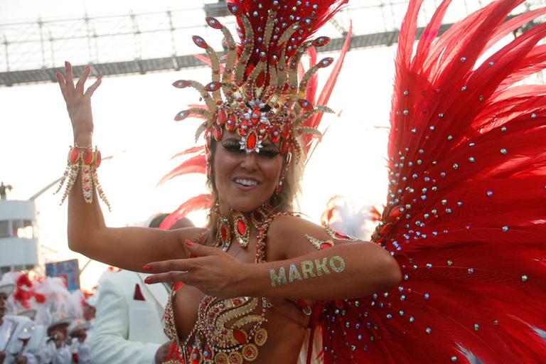 Tânia Oliveira arrasa como madrinha de bateria da Tom Maior