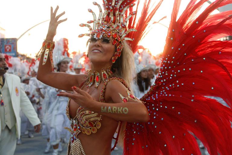 Tânia Oliveira arrasa como madrinha de bateria da Tom Maior