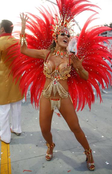 Tânia Oliveira arrasa como madrinha de bateria da Tom Maior