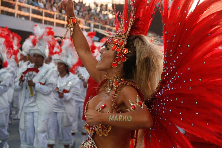 Tânia Oliveira arrasa como madrinha de bateria da Tom Maior