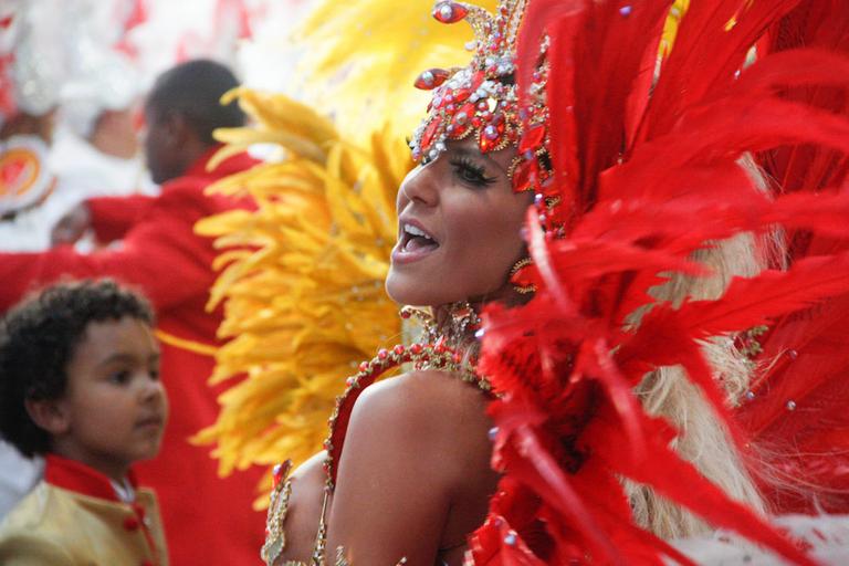 Tânia Oliveira arrasa como madrinha de bateria da Tom Maior