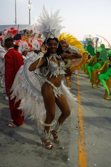 Pamela Oliveira durante desfile da Tom Maior