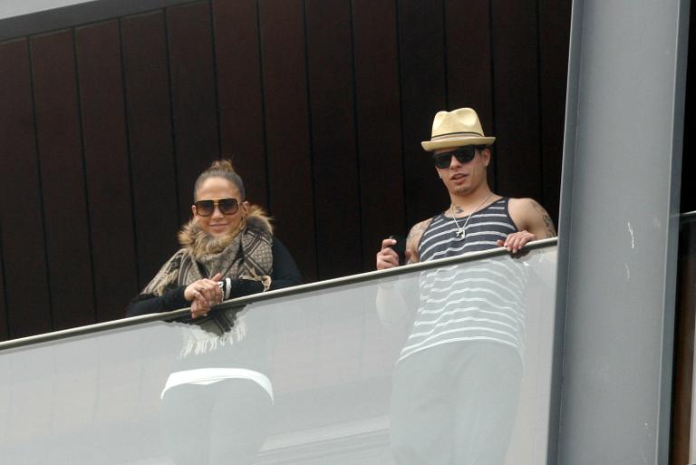 Jennifer Lopez e o namorado, Casper Smart, observam fãs da varanda de hotel do Rio de Janeiro