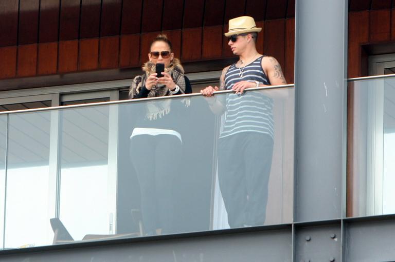 Jennifer Lopez, ao lado do namorado Casper Smart, na sacada seu quarto no Hotel Fasano