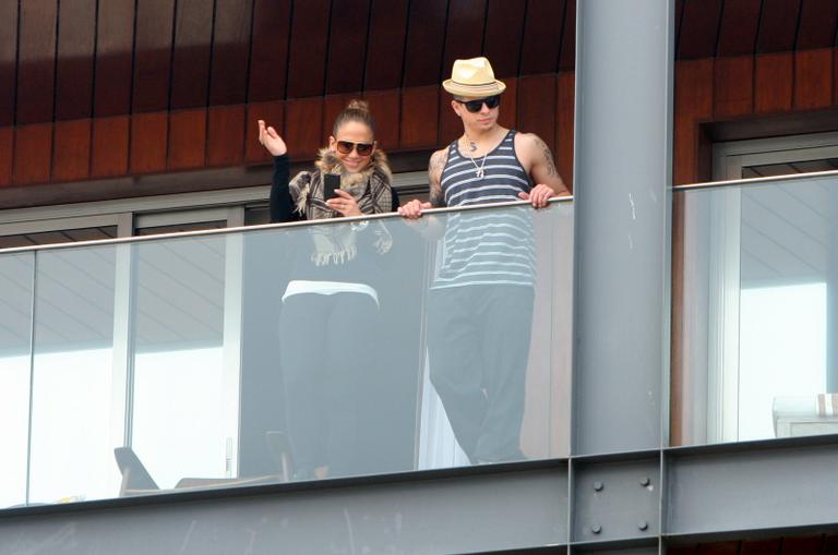 Jennifer Lopez, ao lado do namorado Casper Smart, na sacada seu quarto no Hotel Fasano