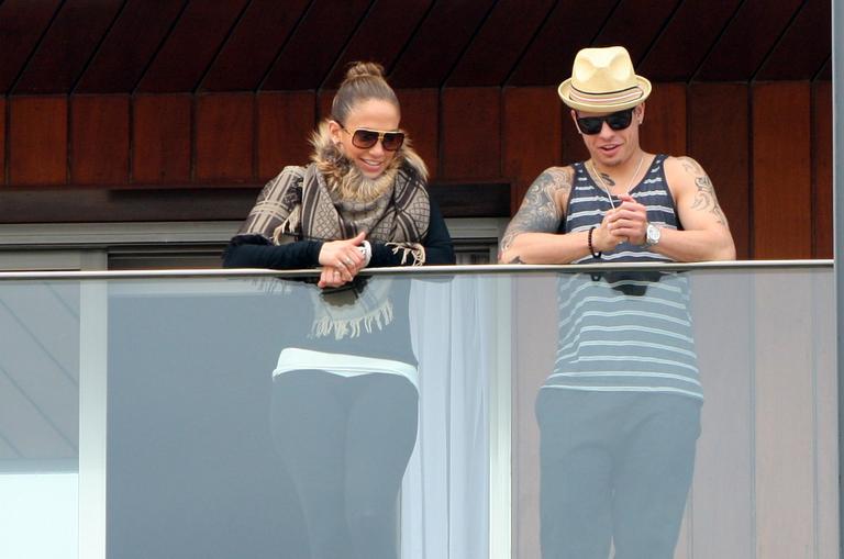 Jennifer Lopez, ao lado do namorado Casper Smart, na sacada seu quarto no Hotel Fasano