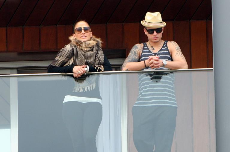 Jennifer Lopez, ao lado do namorado Casper Smart, na sacada seu quarto no Hotel Fasano