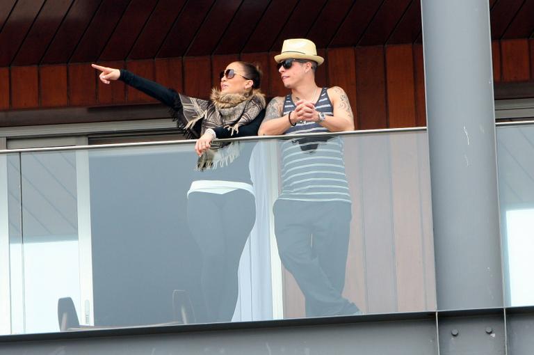 Jennifer Lopez, ao lado do namorado Casper Smart, na sacada seu quarto no Hotel Fasano