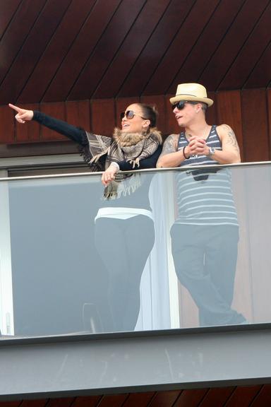 Jennifer Lopez, ao lado do namorado Casper Smart, na sacada seu quarto no Hotel Fasano