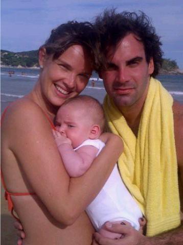 Letícia Birkheuer com o filho, João Guilherme, e o marido, Alexandre Furmanovich