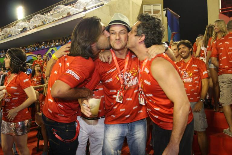 Marcelo Serrado é beijado por Sandro Pedroso e Alexandre Nero