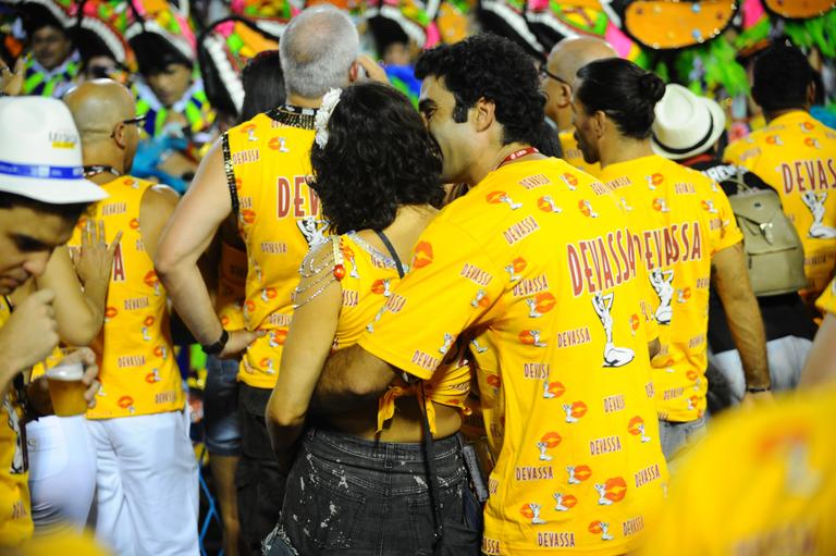 Helena Ranaldi curte o carnaval com o namorado Beto Landão