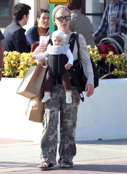 Pink passeia com Willow Hart por Los Angeles 