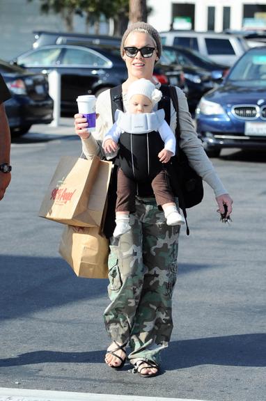 Pink passeia com Willow Hart por Los Angeles 