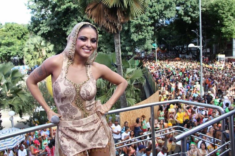 Alinne Rosa, vocalista da banda Cheiro de Amor