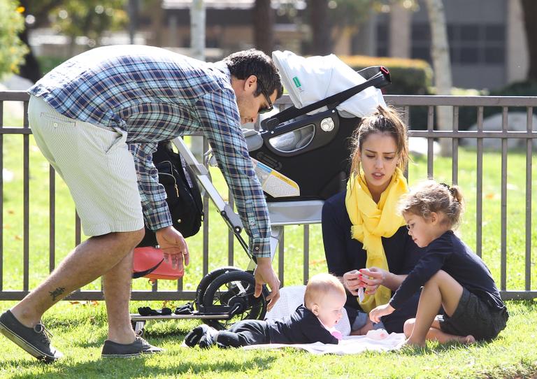 Jessica Alba com o marido Cash Warren e a caçula Haven