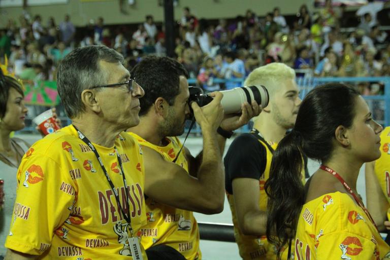 Malvino Salvador se prepara para fotografar a namorada Sophie Charlotte desfilando como musa do Salgueiro