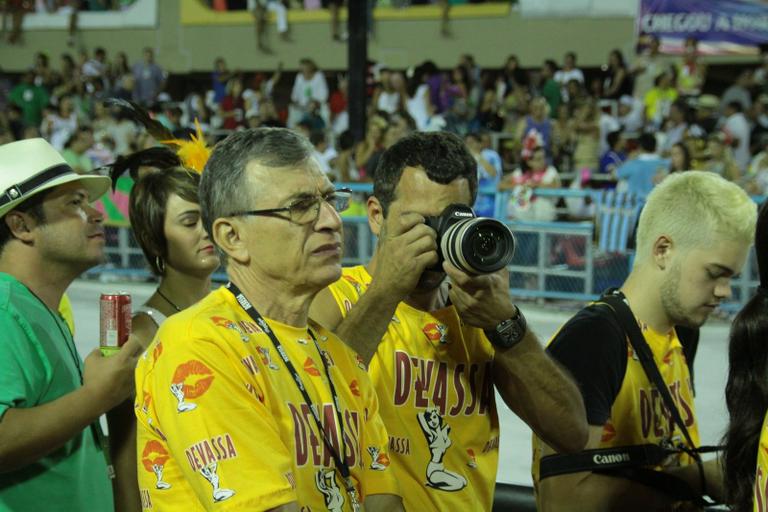 Malvino Salvador se prepara para fotografar a namorada Sophie Charlotte desfilando como musa do Salgueiro