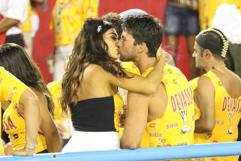 Juliana Paes aos beijos com o marido Carlos Eduardo Baptista