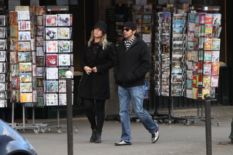 Agasalhados, Bruno Mazzeo e Juliana Didone caminham pelas ruas de Paris