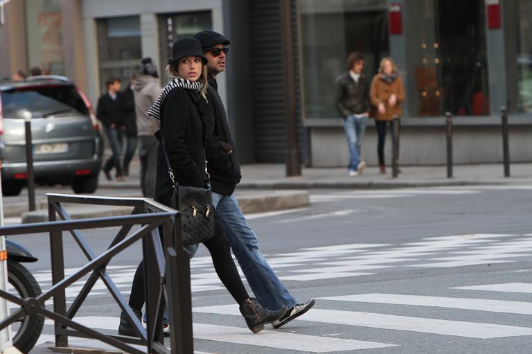 Agasalhados, Bruno Mazzeo e Juliana Didone caminham pelas ruas de Paris