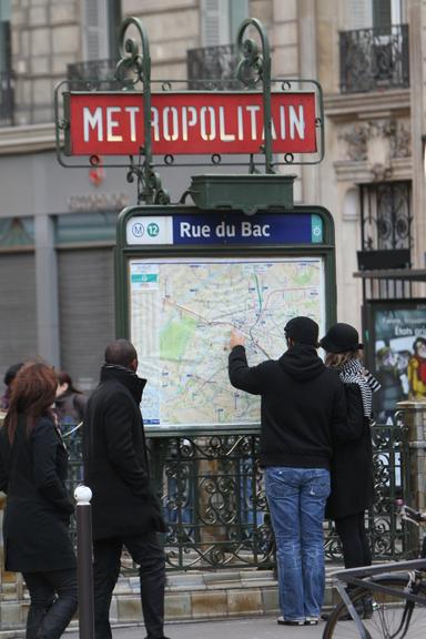 Bruno Mazzeo e Juliana Didone conferem linhas de transportes da capital francesa