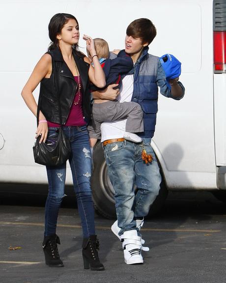 Selena Gomez e Justin Bieber aparacem cansados em passeio com o irmãozinho do cantor, Jaxson