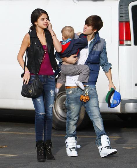 Selena Gomez e Justin Bieber aparacem cansados em passeio com o irmãozinho do cantor, Jaxson