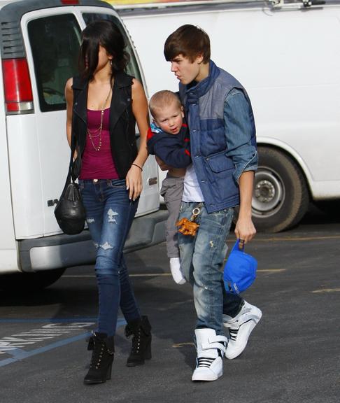 Selena Gomez e Justin Bieber aparacem cansados em passeio com o irmãozinho do cantor, Jaxson